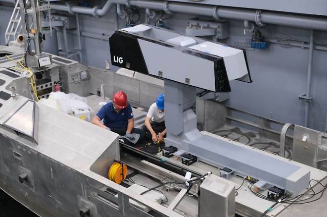 미국 하와이 현지시간 7월 12일 하와이 인근 해상에서 항해 중인 천자봉함에서 LIG넥스원 관계자들이 미 텍스트론(Textron)사 무인수상정(CUSV)에 2.75인치 유도로켓 비궁 모듈을 장착하고 있다. 우리 해군은 4900톤급 상륙함인 천자봉함으로 비궁을 실은 미국 무인수상정을 이송하고 미 해군과 협력해 시험사격을 지원했다. [이미지출처=해군]