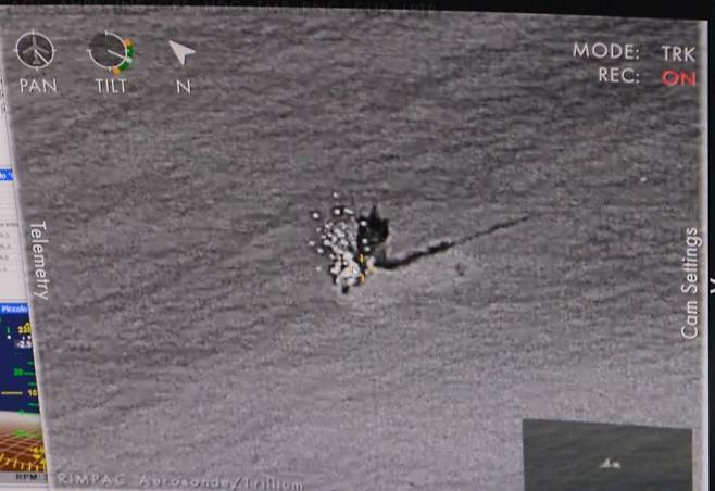 하와이 현지시간 7월 12일 하와이 인근 해상에서 진행된 실사에서 2.75인치 유도로켓 비궁이 표적을 정확히 타격하고 있다. [이미지출처=해군]