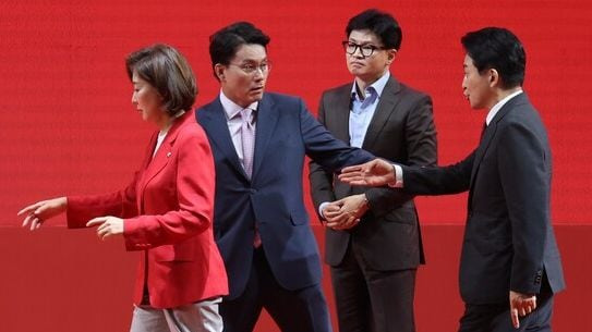나경원(왼쪽부터), 윤상현, 한동훈, 원희룡 국민의힘 당 대표 후보가 15일 오후 충남 천안시 유관순체육관에서 열린 국민의힘 제4차 전당대회 대전·세종·충북·충남 합동연설회에서 기념촬영을 하기 위해 이동하고 있다./뉴시스