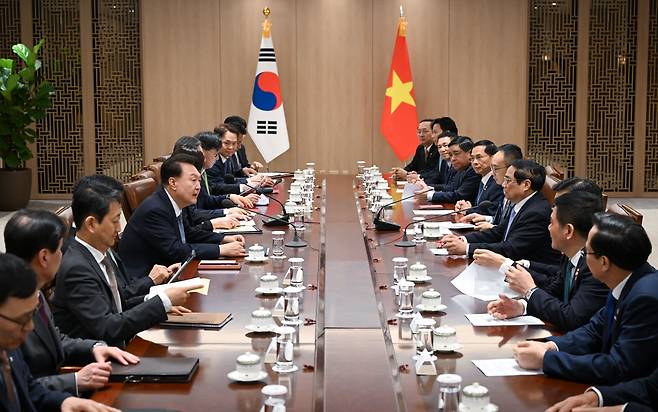 윤석열 대통령이 2일 서울 용산 대통령실 청사에서 팜 민 찐 베트남 총리 일행을 접견하고 있다. /연합뉴스