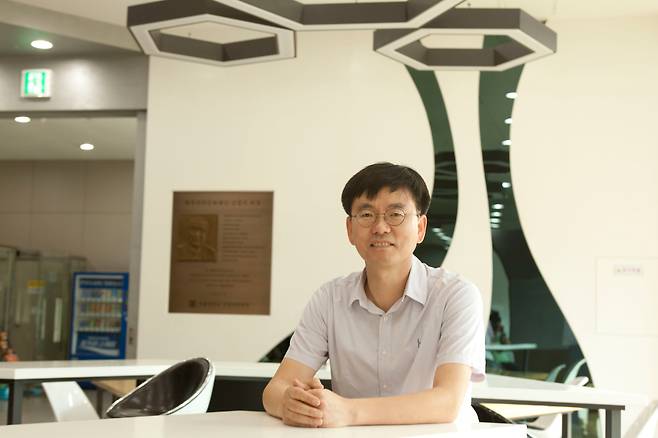 LK-99 검증위원회 위원장을 맡았던 김창영 서울대 물리천문학부 교수. 그는 지난 17일 조선비즈와 인터뷰에서 "LK-99 사태가 사회적으로 큰 파장을 남겨 외면할 수 없었다"며 "다소 혼란이 있었으나 과학기술 바라보는 시각 달라지는 계기가 됐으면 한다"고 말했다./김창영