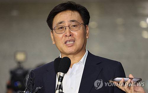 유상임 과학기술정보통신부 장관 후보자가 19일 오전 서울 종로구에 마련된 인사청문회준비단 사무실에서 기자들과 만나 소감을 밝히고 있다. 연합뉴스 제공