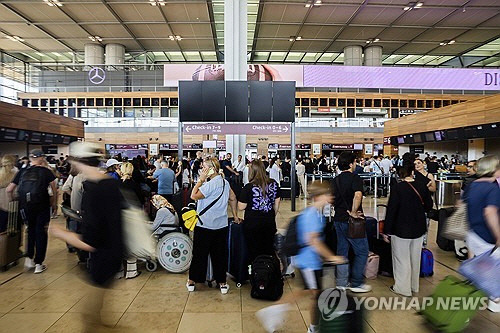 19일(현지시간) 독일 베를린 공항 이착륙 항공편 안내 화면이 꺼져 있다. [AP=연합뉴스]