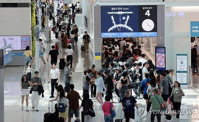 지난 1일 인천국제공항 제1여객터미널에서 공항 이용객들이 출국장 안으로 들어가고 있다. 사진=연합뉴스