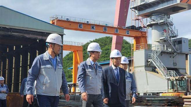 19일 오후 경남 고성군 동해면에 있는 EK중공업을 방문한 김병준 사회복지공동모금회 중앙회장(왼쪽 세번째)이 이 회사 박종웅 회장(왼쪽 두번째), 이종열 대표이사(왼쪽 첫번째) 안내를 받으며 생산현장을 둘러보고 있다. EK중공업(주) 제공