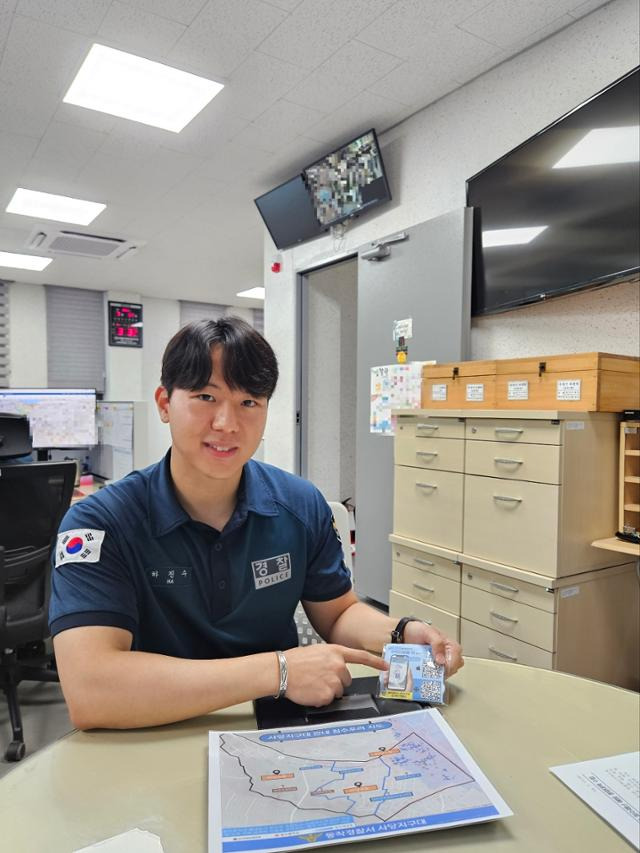 서울 동작경찰서 사당지구대 하진수 경사가 17일 서울 동작구 사당지구대에서 행정안전부에서 만든 '안전디딤돌' 애플리케이션 홍보물을 들고 포즈를 취하고 있다. 실시간 비 상황, 대피 시설 위치 등을 확인할 수 있는 앱이다. 최현빈 기자