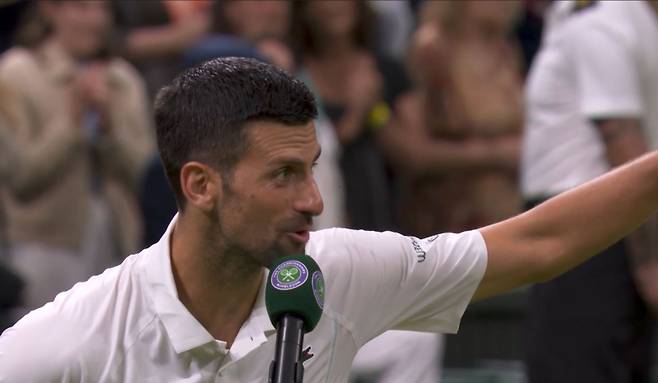 &nbsp;조코비치가 인터뷰에서 “have a goooooooood night”를 외치는 장면. 그가 “굿~~~나잇”을 3번 연속해 말하자 경기장은 환호와 야유가 터져 나왔다. 윔블던 홈페이지 TV 캡처