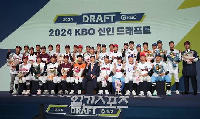 2024 KBO 신인 드래프트가 14일 오후 서울 중구 웨스틴조선호텔 그랜드볼룸에서 열렸다. 지명 받은 선수들이 허구연 KBO총재와 함께 포토타임을 갖고 있다. 정시종 기자 /2023.09.14.