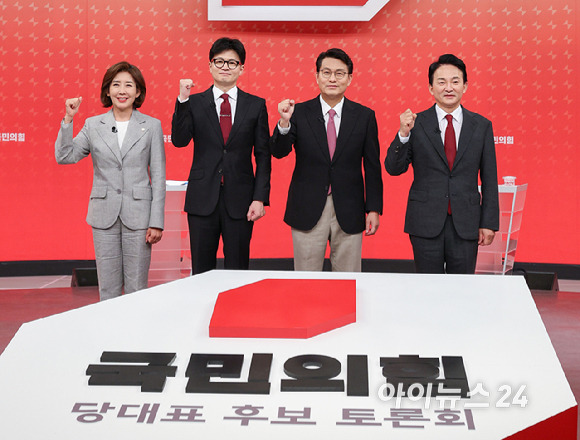 19일 서울 양천구 SBS 스튜디오에서 열린 국민의힘 제5차 전당대회 당대표 후보 방송토론회에 나선 나경원, 한동훈, 윤상현, 원희룡 후보가 기념촬영을 하고 있다. [사진=국회사진취재단]