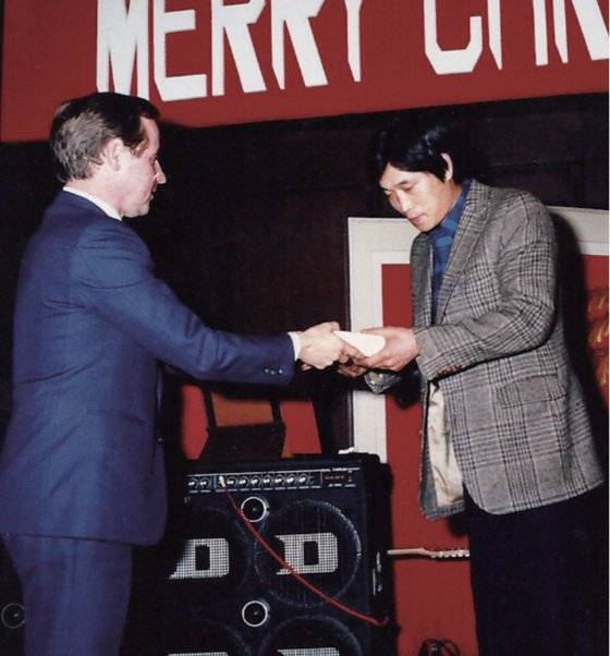 지오바니 안젤리니 조선호텔 총지배인(왼쪽)이 1980년대 초반 연말 행사에서 권씨에게 모범사원상을 전달하고 있다. [사진 조선호텔]