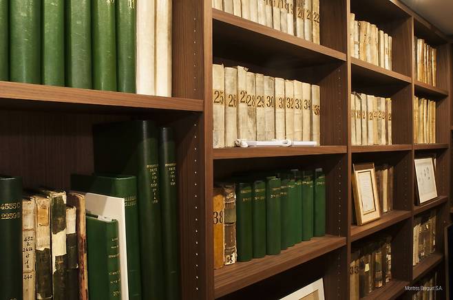 브레게는 창업 이래 만들고 판 시계의 정보를 빠짐없이 기록했다. 일련번호와 시계에 대한 설명, 판 날짜와 산 사람의 이름을 적었다. 장부는 브레게 박물관에 보관 중이다.[사진 브레게]