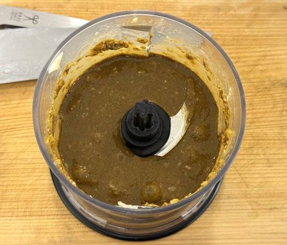 내장을 갈 때 다진 마늘을 넣으면 내장 특유의 비린 맛을 잡을 수 있다. 사진 이정웅