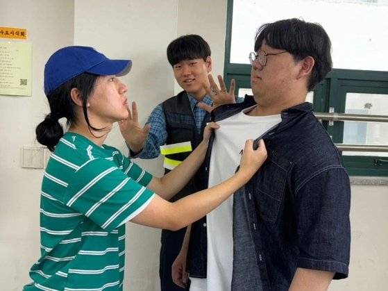 민희진 어도어 대표(왼쪽)와 방시혁 하이브 의장을 각각 패러디한 학생들. 사진 의정부고 학생자치회 인스타그램