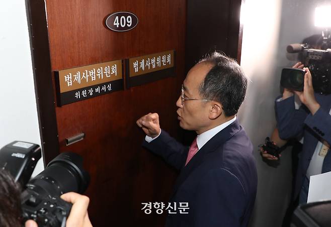 추경호 국민의힘 원내대표가 19일 국회 법사위원장실 문을 두드리고 있다. 박민규 선임기자