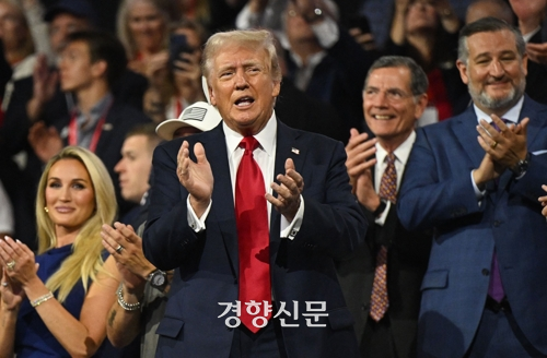 미국 공화당 대선 후보로 공식 지명된 도널드 트럼프 전 대통령이 18일(현지시간) 위스콘신주 밀워키에서 열린 공화당 전당대회 마지막날 행사에 참석해 다른 참석자들과 함께 박수치고 있다. AFP연합뉴스