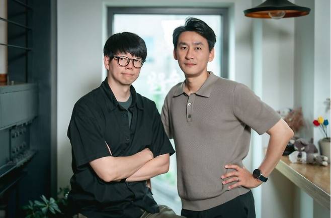 Producer Lee Min-soo (left) and producer Park Min-hyuk (Tving)