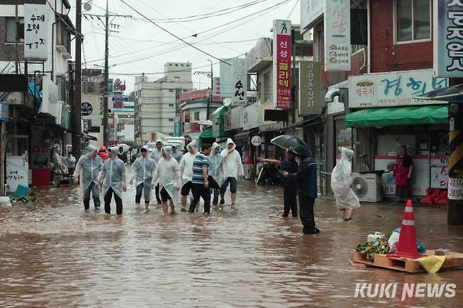 당진시 공무원들이 침수지역에 급파돼 시민 안전 관리와 피해조사를 벌이고 있다. 독자제공