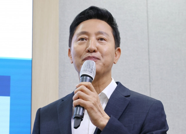 오세훈 서울시장이 11일 오전 서울시청에서 광화문광장 국가상징공간 건립 관련 브리핑을 하고 있다. 연합뉴스