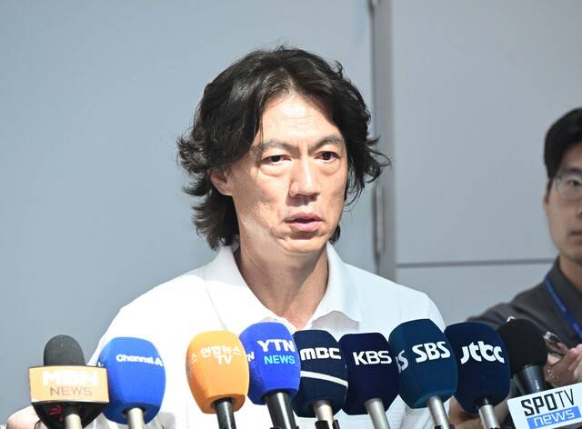 한국 축구국가대표팀의 새 사령탑으로 선임된 홍명보 감독이 외국인 코칭스태프 선임 관련 업무를 위해 지난 15일 인천국제공항을 통해 출국하기 전 취재진과 인터뷰를 하고 있다. 권현구 기자