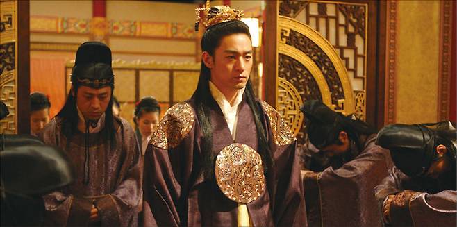 공민왕은 책임을 회피한 채, 신돈을 비롯한 ‘대리인’을 내세워 정국을 조종했다. 그러나 자신이 버려질 것을 우려한 대리인인 ‘홍륜’의 배신으로 인해 죽고 만다. 사진은 공민왕 시대상을 담아낸 영화 ‘쌍화점’의 한 장면.