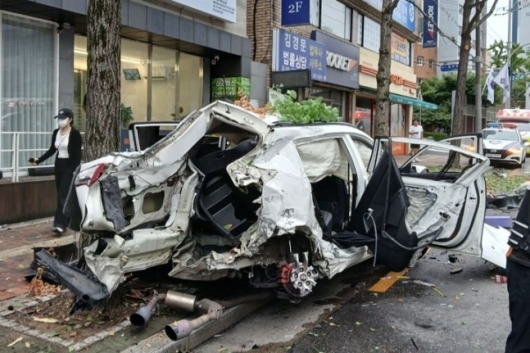 지난 17일 오전 6시26분쯤 동구 신천동 신천역 네거리에서 가로수와 상가 건물을 들이받은 운전자가 달아났지만 결국 경찰에 붙잡혔다. 운전자는 10대로 무면허 음주운전이었다. /사진=뉴시스(대구소방안전본부 제공)