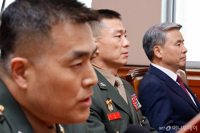 박정훈 전 해병대수사단장이 19일 오후 서울 여의도 국회 법제사법위원회에서 열린 '윤석열 대통령 탄핵소추안 즉각 발의 요청에 관한 청원 관련 1차 청문회'에서 의원 질의에 답하는 가운데 임성근 전 사단장, 이종섭 전 국방장관이 이를 듣고 있다. 2024.7.19/사진=뉴스1