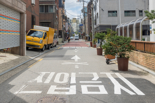 흐려진 노면표시 보수공사를 마친 모습. 양천구청 제공