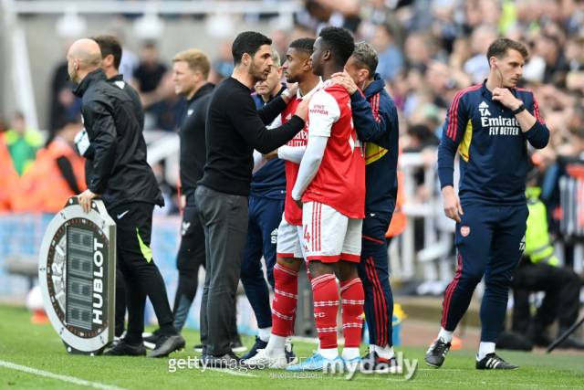 잉글랜드 프리미어 리그 아스널이 아카데미 출신인 윙어 리스 넬슨을 매각하기로 했다. 그의 이적료는 1500만~2000만 파운드 사이로 알려졌다. 현재 웨스트햄, 크리스털 팰리스 등이 관심을 갖고 있다고 한다./게티이미지코리아