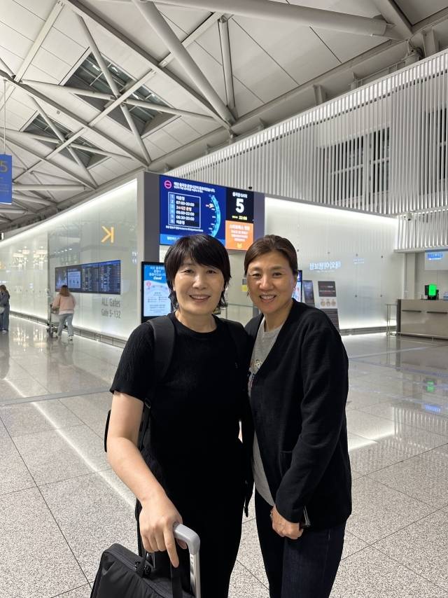 18일 출국한 이도희 감독(왼쪽)./팀큐브