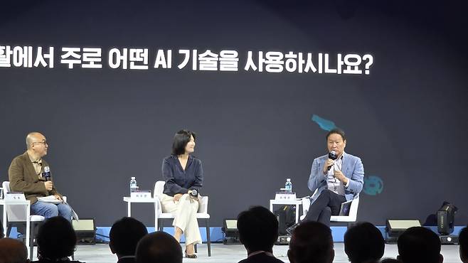 19일 제주신라호텔에서 열린 대한상의 제주포럼에서 최태원(오른쪽) 대한상의 회장과 최수연(가운데) 네이버 대표가 AI시대, 우리 기업의 도전과 미래 비전이란 주제로 AI 토크쇼에 참석했다. [대한상의 제공]