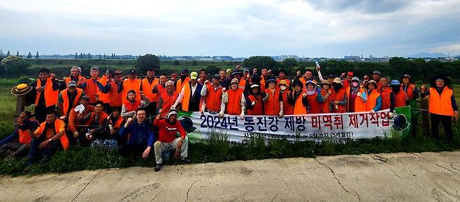 동진강의 건전한 생태환경 조성을 위해 장기간 '양미역취' 제거작업에 참여했던 정읍시와 '동진강환경·복지협의회' 및 '자연보호중앙연맹' 회원들이 사진을 찍고 있다. *재판매 및 DB 금지