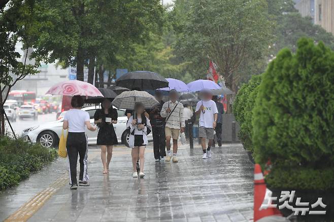 우산을 쓴 시민들이 발걸음을 옮기고 있다. 박종민 기자