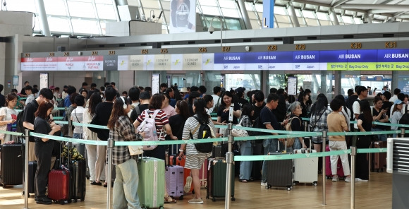 여름 휴가철 시작 붐비는 공항 - 여름 휴가철이 시작된 16일 인천국제공항 제1여객터미널 출국장이 이용객들로 붐비고 있다. 2024.07.16. 뉴시스