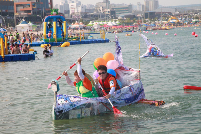 울산조선해양축제의 인기 프로그램인 기발한 배 콘테스트. 사진제공=울산시 동구