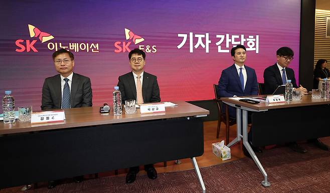 지난 18일 오전 서울 종로구 SK서린빌딩에서 열린 SK이노베이션-SK E&S 합병 관련 기자간담회에서 박상규 SK이노베이션 사장(왼쪽 두번째)과 추형욱 SK E&S 사장(오른쪽 두번째)이 참석해 있다. ⓒ 연합뉴스