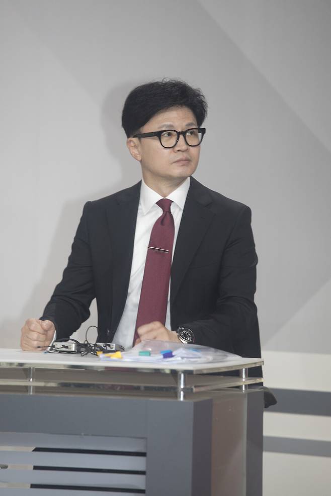 18일 오후 서울 여의도 KBS별관 스튜디오에서 열린 국민의힘 당 대표 후보자 TV토론에서 한동훈 후보가 토론을 준비하고 있다. ⓒ시사저널 이종현