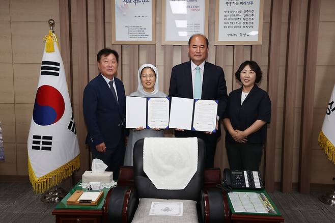 강영석 시장과 손승덕 상지미래경영고 교장이 경북형 마이스터고 육성을 위한 업무협약을 체결했다 ⓒ상주시