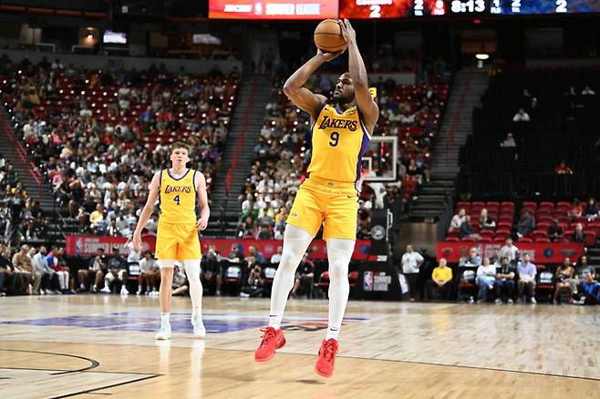 LA 레이커스 브로니 제임스가 19일 NBA 서머리그 클리블랜드전에서 외곽슛을 던지고 있다. Getty Images코리아