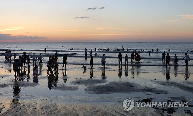 열대야에 제주 해수욕장 찾은 피서객들 [연합뉴스 자료사진]