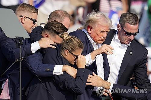 비밀경호국 요원들에 둘러싸여 몸 피하는 트럼프 전 대통령 [AP=연합뉴스 자료사진. 재판매 및 DB 금지]