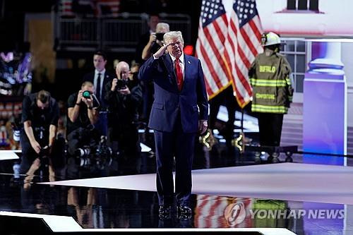 대선 후보 수락 연설 전에 거수 경례하는 트럼프 [밀워키 AFP=연합뉴스]