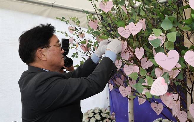 우원식 국회의장이 19일 서울교육청 내에 위한 서이초등학교 교사 순직 1주기 추모공간을 방문했다. (사진=국회)