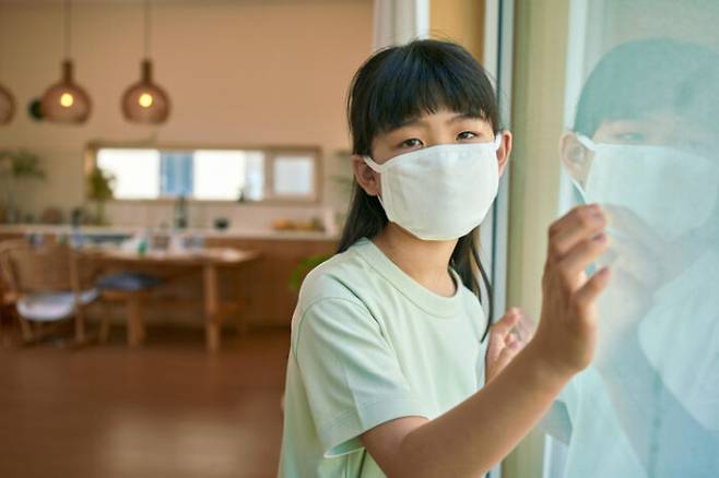 코로나 블루는 코로나19와 우울감(blue)가 합져진 신조어다. 코로나19로 인한 자가격리나 사회적 거리두기 등으로 일상생활에 큰 변화가 닥치면서 생긴 우울감이나 무기력증을 뜻한다. [사진=게티이미지뱅크]