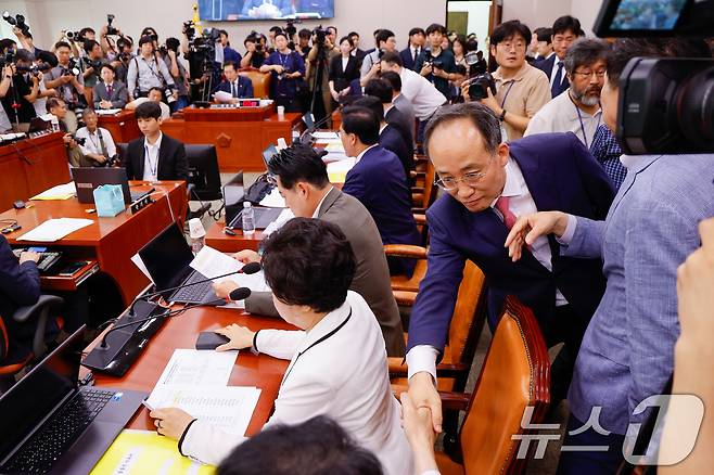 추경호 국민의힘 원내대표가 19일 오전 서울 여의도 국회 법제사법위원회에서 열린 '윤석열 대통령 탄핵소추안 즉각 발의 요청에 관한 청원 관련 1차 청문회'에서 동료 의원들을 격려하고 있다. 2024.7.19/뉴스1 ⓒ News1 안은나 기자