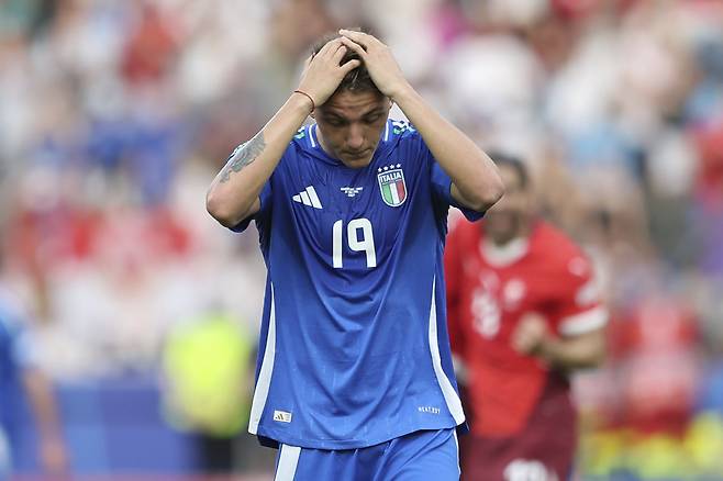 Italy's Mateo Retegui walks on the pitch after a round of sixteen match between Switzerland and Italy at the Euro 2024 soccer tournament in Berlin, Germany, Saturday, June 29, 2024. (Andreas Gora/dpa via AP) GERMANY OUT; MANDATORY CREDIT<저작권자(c) 연합뉴스, 무단 전재-재배포, AI 학습 및 활용 금지>