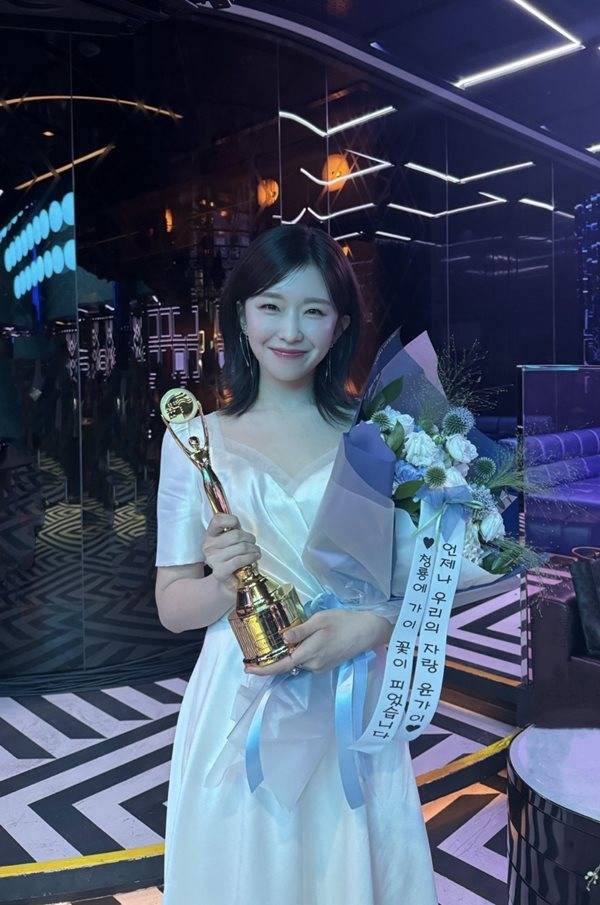 사진 출처= 배우 윤가이가 청룡어워즈 신인상을 받았다.&nbsp;위엔터테인먼트 제공.