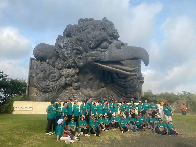 발리 가루다 공원에서 사진을 찍고 있는 단체 관광객.