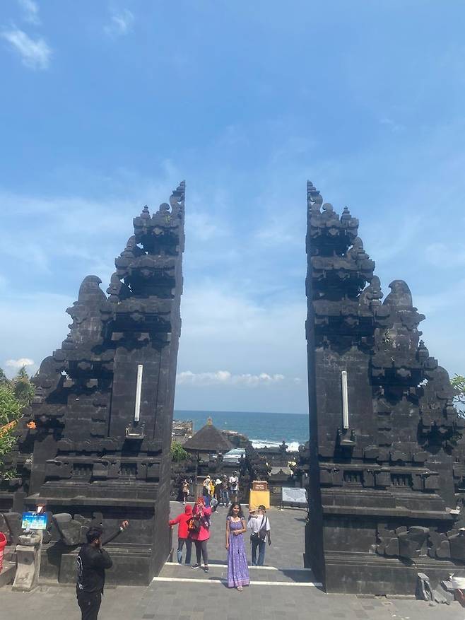 타나 롯에 있는 사원의 입구.