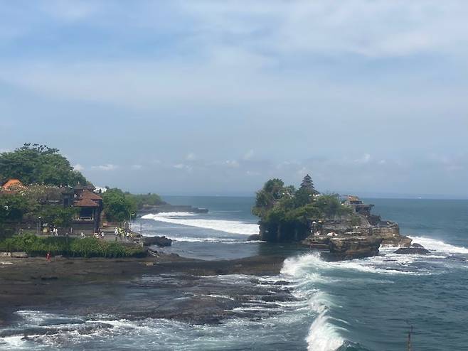 물이 빠지기 시작한 타나 롯의 모습.