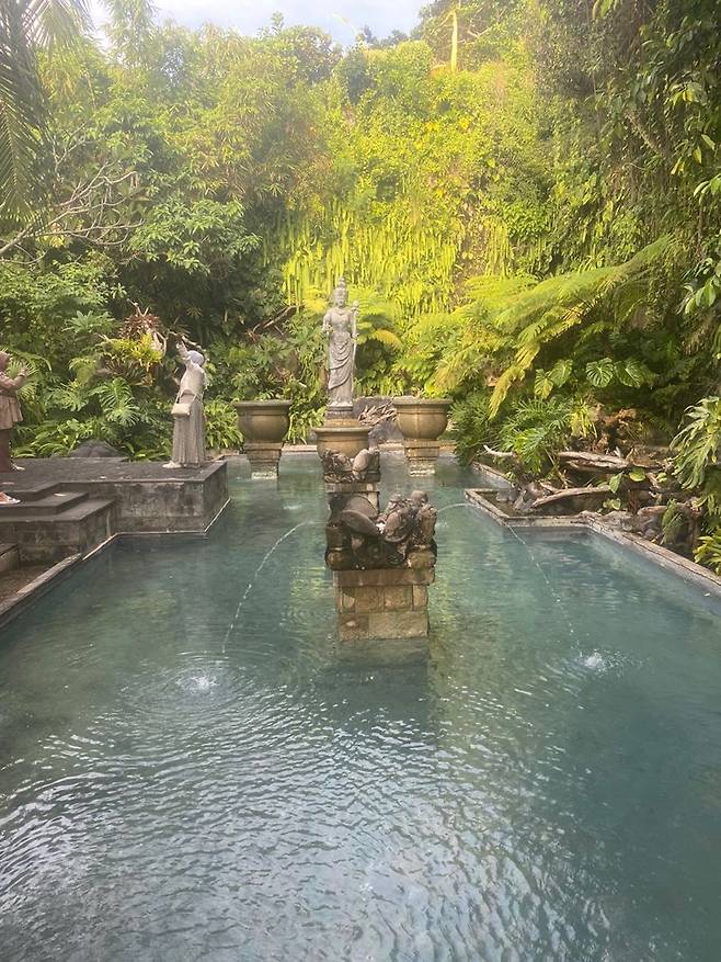 가루다 공원의 한 분수.